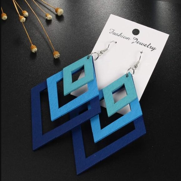 🌺 🌺 🌺Statement Diamond Shaped Blue Toned Lightweight Wood Earrings. - Picture 5 of 5